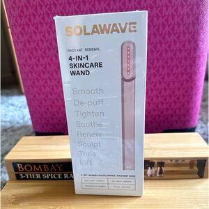 Solawave RADIANT RENEWAL
4-in-1 Skincare Wand brand new sealed.